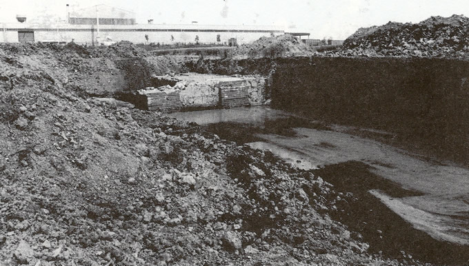 Opgraving bij de commanderij Oosterwierum in 1982. Het fundament van de kerktoren is hir duidelijk te zien. Op de achtergrond de oprukkende industrie in dit geval de fabriek van Kaweckie.